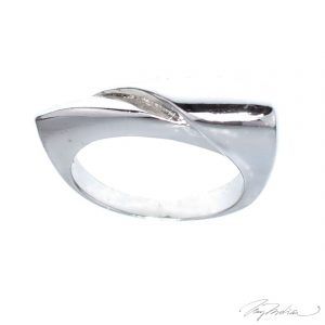 Anillo de la Colección Arte de Cervantes en Rodio. Modelo asimétrico