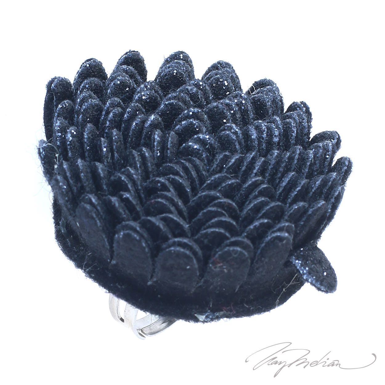 Anillo de Flor de Tela de fieltro Negro FLORFIE de la Colección CORONA