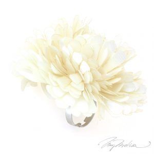 Anillo de Bisutería Flor de Tela FLOR2 Beige de la Colección CORONA
