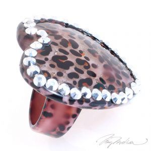 Anillo de Metacrilato CORAZ2 Animal Print de la Colección CORONA VENCIDA