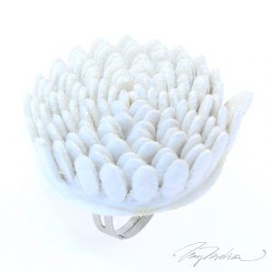 Anillo de Flor de Tela de fieltro Gris FLORFIE de la Colección CORONA