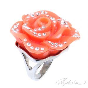 Anillo de Resina Salmón y Cristales FLORESI de la Colección CORONA