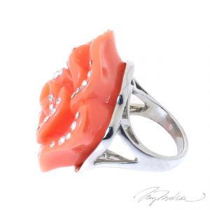 Anillo de Resina Salmón y Cristales FLORESI de la Colección CORONA