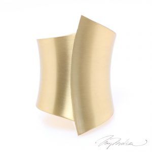 Brazalete Satinado en color Dorado MUJMAV de la Colección CORONA