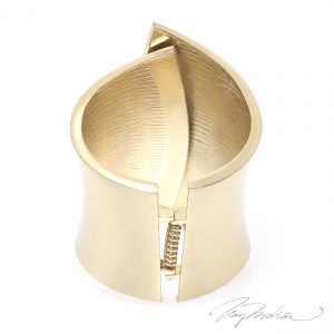 Brazalete Satinado en color Dorado MUJMAV de la Colección CORONA